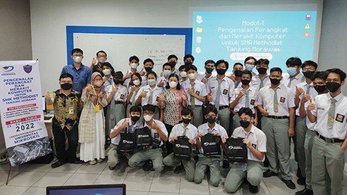 Dosen Universitas Mikroskil Beri Pelatihan Merakit PC Pada Murid SMK Methodist Tanjung Morawa