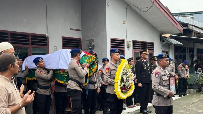 Upacara pelepasan jenazah Ainus yang dilakukan secara militer oleh Ditpolairud Polda Sumut di Gang Kenangan, Jalan Brigjen Katamso, Kota Medan, Rabu (17/12/2025). 
