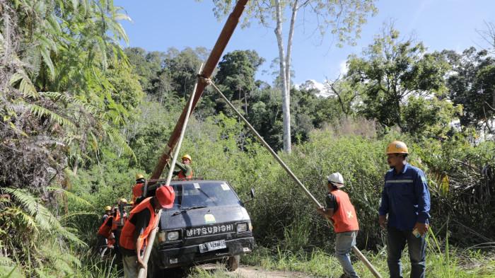 Upaya Pembangunan tiang oleh petugas secara manual dengan tetap mempehatihkan keselamatan.