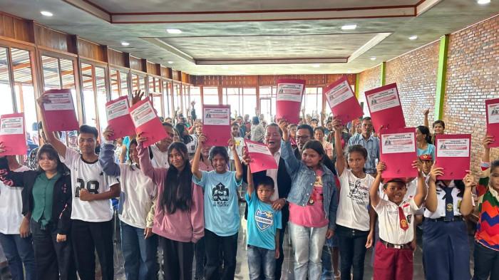 Ketua DPD PDIP Sumut Drs Rapidin Simbolon MM bersama para pelajar penerima foto bersama usai menyerahkan beasiswa kepada 383 siswa dari tingkat SD, SMP, dan SMA/SMK di Kabupaten Samosir. Besaran beasiswa: SD Rp450.000, SMP Rp750.000, SMA/SMK Rp1.800.000 per orang. Penyerahan berlangsung di Sibatuara, Desa Urat Timur, Kecamatan Palipi, dan yang kedua di Hotel Dainang, Desa Pardomuan 1, Kecamatan Pangururan.