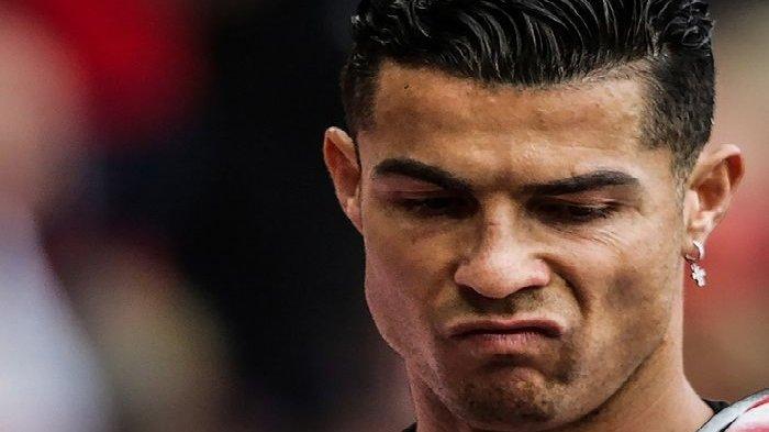 LIGA INGGRIS: Intip Video Ronaldo Terlihat Cuekin Legenda Manchester United Ini, Baper Dikritik?