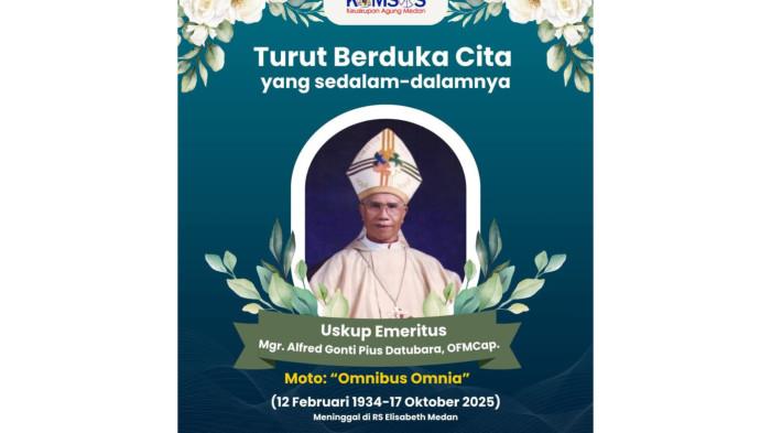 Uskup Agung Medan Mgr Kornelius Sipayung mendoakan uskup emeritus Mgr Alfred Gonti Pius Datubara.