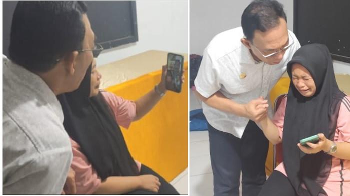 VIDEO CALL - Seorang pengungsi ditemani Bupati Tapsel Gus Irawan video call saat berada di pengungsian Aula Kantor Camat Batangtoru, Sabtu (29/11/2025). Pengungsi sebelumnya menangis karena belum bertemu dengan keluarga sejak banjir bandang terjadi.