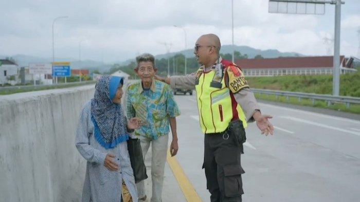 VIRAL Video Sepasang Lansia Jalan Kaki di Tol, Alasan di Baliknya Buat Netizen Tersentuh