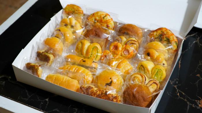 Varian roti unyil yang ada di Donat Kentang Master