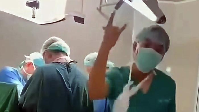 Viral di media sosial video seorang perawat berjoget-joget saat operasi di RSUD Datu Beru Takengon, Aceh Tengah. Kini sang perawat telah dinonaktifkan.