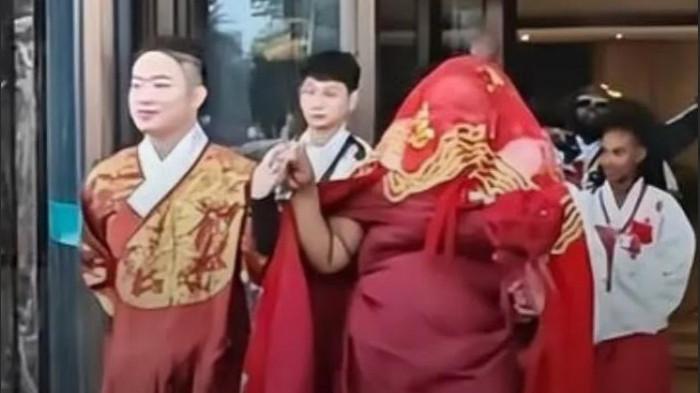 Wanita 47 tahun Tawarkan Mahar Besar demi Nikahi Pria 27 tahun, Ekspresi Orangtua Pria Jadi Sorotan