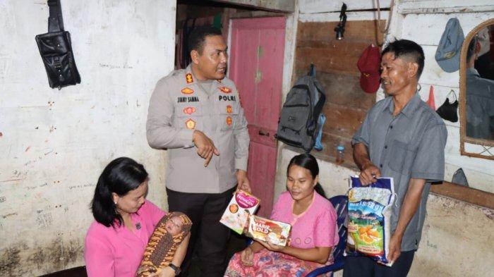 Kapolres Tapteng Kunjungi dan Berikan Bantuan Seorang Ibu yang Viral Melahirkan di Tukka