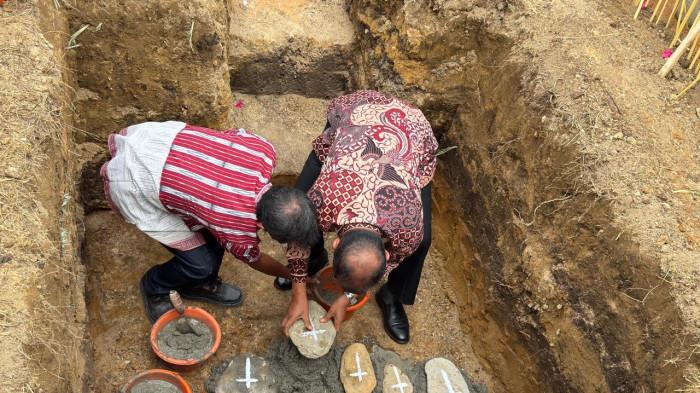 Hadiri Peletakan Batu Pertama Gereja Katolik Santa Maria Bunda Allah, Wabup Toba: Gotong Royong Wujudkan Cita-cita