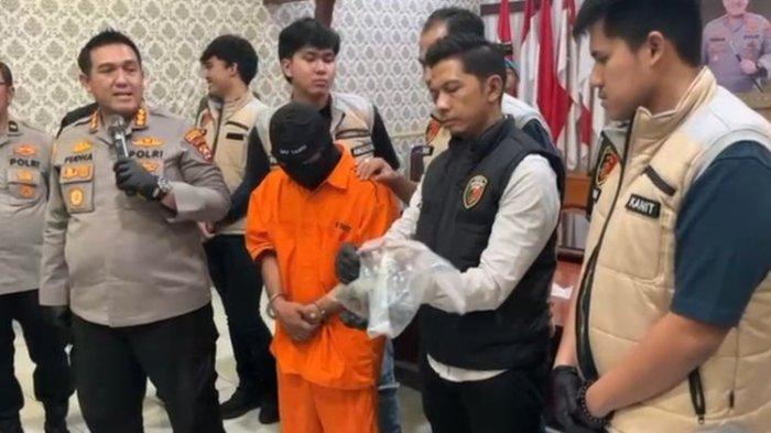 Terungkap kejahatan Wadison Pasaribu (32) yang ternyata sudah rencanakan menghabisi istrinya, Petry Sihombing (33), karena ingin menikahi wanita simpanannya. Potret Wadison Pasaribu (32) saat memperagakan skenario pembunuhan jadi perampokan di Mapolresta Serang Kota, Kamis (5/6/2025). (KOMPAS.COM/RASYID RIDHO)