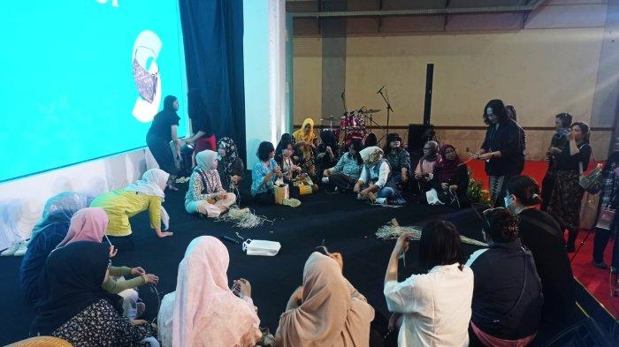 Workshop Anyaman Dekranasda Sumut di Inacraft 2024 Diikuti WN Jepang
