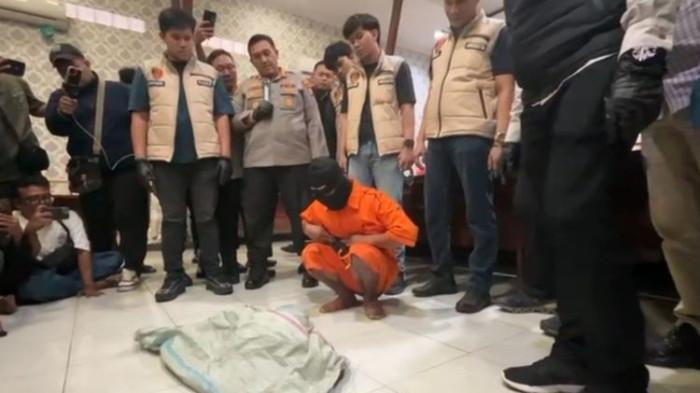Wadison Pasaribu mempraktikkan aksi pembunuhan terhadap Petri Sihombing