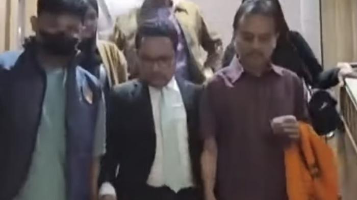 ROY SURYO DITAHAN - Momen detik-detik Roy Suryo berjalan usai ditahan Polda Metro Jaya atas kasus dugaan ijazah palsu Presiden Ri ke-7 Joko Widodo, Jumat (19/6/2026).