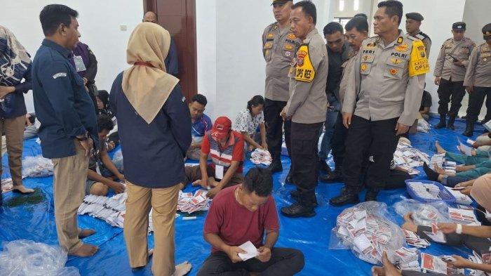 Wakapolres Tebingtinggi Tinjau Proses Penyortiran dan Pelipatan Surat Suara Pilkada