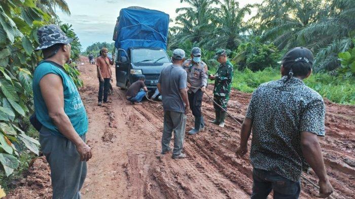 Wakapolsek Panai Tengah Susuri Jalan yang Rusak Parah