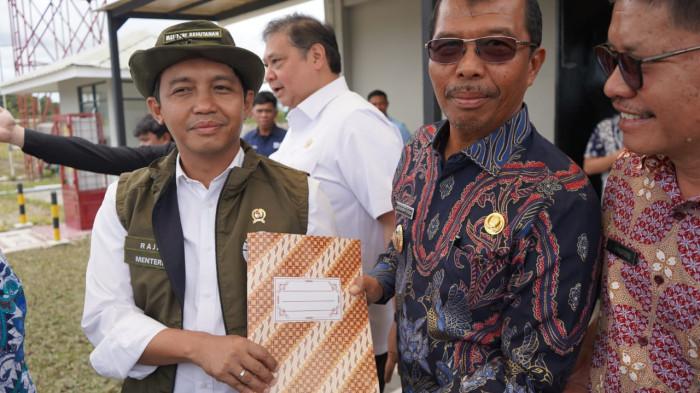 Wakil Bupati Toba Serahkan