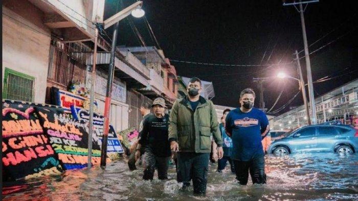 WALI Kota Bobby Terjang Banjir untuk Pantau Drainase dan Kunjungi Warga yang Mengungsi