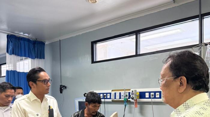 Wali Kota Medan, Rico Waas menjenguk Timoria Sitorus (52) dan putrinya, Chelsea (18), korban begal sadis di Jalan KL Yos Sudarso, di Rumah Sakit Umum Universitas Sumatera Utara (RSU USU), Rabu (20/5/2026).