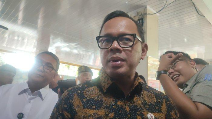 Wamendagri Bima Arya saat diwawancarai usai meninjau Disdukcapil Medan, Rabu (11/12/2024). 