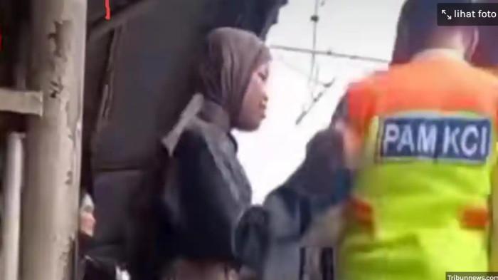 Fakta Baru: Wanita Dorong Satpam Saat Kereta Lewat Ternyata Sulit Diajak Berkomunikasi