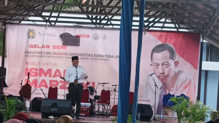 Warek I USU Prof Edy Ikhsan saat membacakan puisi di Fakultas Ilmu Budaya (FIB) Universitas Sumatera Utara (USU) dalam Gelar Seni Hari Pahlawan yang menghadirkan tribut khusus untuk komponis legendaris Ismail Marzuki, Jumat (7/11/2025).