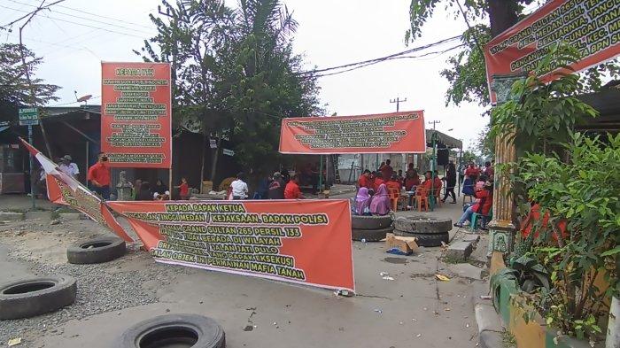 Masyarakat Tolak Rencana Eksekusi Lahan, Tutup Jalan Perwira II dengan Ban Bekas dan Spanduk