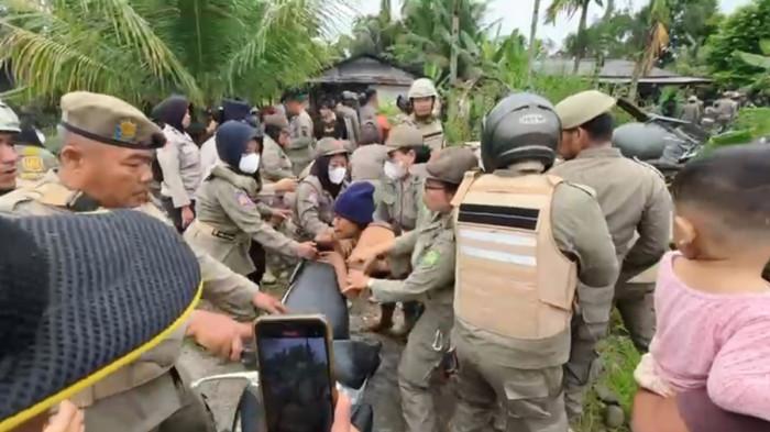 Warga dan Satpol PP saling dorong saat penggusuran aset milik Pemko Medan