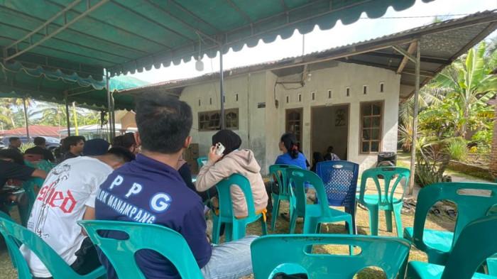 SUASANA DUKA - Warga datang mengunjungi rumah duka Praka Rico Pramudia, Prajurit TNI Angkatan Darat yang gugur di Lebanon yang berada di Kampung Suka Jadi Dusun VII Desa Dolok Manampang Kabupaten Serdang Bedagai, Provinsi Sumatera Utara, Sabtu (25/4/2026). Saat ini jenazahnya masih ditunggu pihak keluarga.