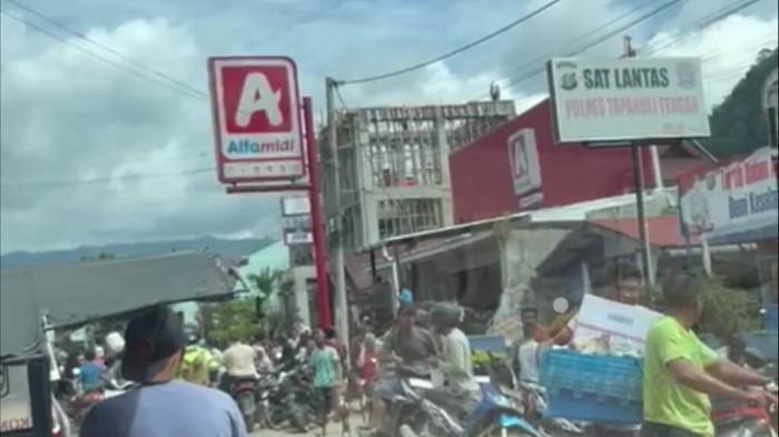 Capt : Warga Kecamatan Pandan Kabupaten Tapanuli Tengah mulai menjarah makanan dan minuman di sejumlah swalayan, Sabtu (29/11/2025). Padahal Gubernur Sumut Bobby Nasution dan Bahan logistik telah tiba di Kecamatan Pandan sejak kemarin sore, Jumat (28/11/2025). (Ss video narasumber)