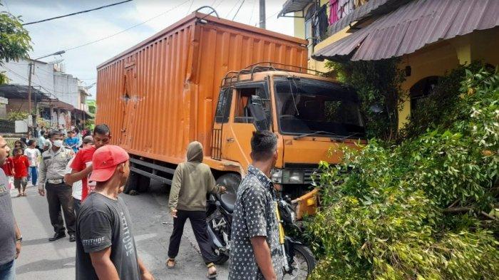 TRUK Tabrak Rumah Warga, Sopir Sempat Berteriak dan Kendaraan Diduga Alami Rem Blong