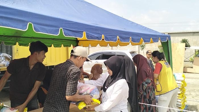 Warga menerima paket sembako