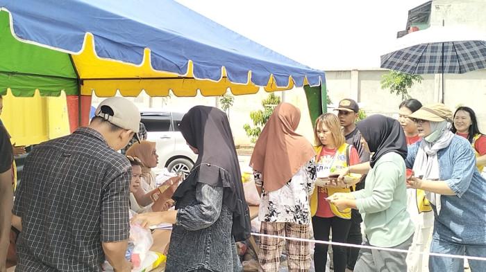 Warga mengantri pembagian Paket Sembako Idul Adha 1447 H