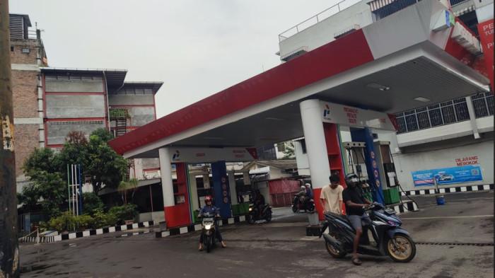 SPBU KOSONG - Warga tetap bertanya ke petugas SPBU yang tutup di jalan Gatot Subroto, kota Medan, Jumat (28/11/2025).