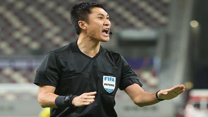 WASIT MA NING - Wasit China Ma Ning saat memimpin laga Kualifikasi Asia Piala Dunia Qatar 2022 antara Irak vs Iran, di Stadion al-Janoub di kota Al Wakrah, Qatar, pada 7 September 2021.  Na Ming ditunjuk sebagai wasit yang memimpin laga Indonesia vs Irak di Kualifikasi Piala Dunia 2026 pada Oktober 2025 nanti