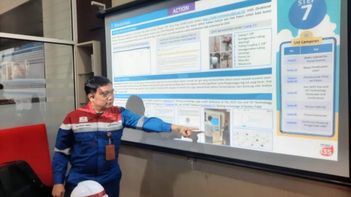 WE ARE FINES DAN USAT - Petroleum Engineering PEP Rantau Field, Andi Surianto Sinurat memberikan penjelasan tentang inovasi We Are Fines dan teknologi USAT, Sabtu (25/10/2025).