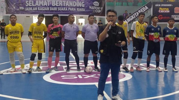 Territory Sales XLSMART area Medan, Nazar Ruddin saat memberikan semangat dan arahan untuk seluruh peserta Turnamen Futsal AXIS Nation Cup 2025 di GOR Mini Dispora Medan, Sabtu (16/8/2025).