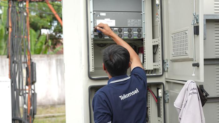 Pemulihan jaringan telekomunikasi di Aceh pasca bencana banjir dan longsor terus menunjukkan progres signifikan. Hingga pukul 22.00 WIB malam tadi, Telkomsel berhasil menghidupkan kembali 68 site di Kota Takengon, dan seluruh area inner city kini 100?roperasi dengan konfigurasi penuh. Kabar baik ini menjadi bukti nyata komitmen Telkomsel untuk memastikan masyarakat tetap terhubung di tengah situasi darurat.

 