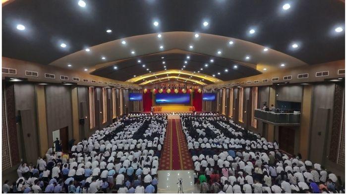 Lebih kurang 1.200 peserta, yang terdiri dari relawan Yayasan Buddha Tzu Chi Medan, guru, pelajar dan masyarakat umum, mengikuti Perayaan Waisak yang bertepatan dengan 60 Tahun Tzu Chi, yang diselenggarakan Yayasan Buddha Tzu Chi, di Sekolah Cinta Budaya Medan, Minggu (10/5).