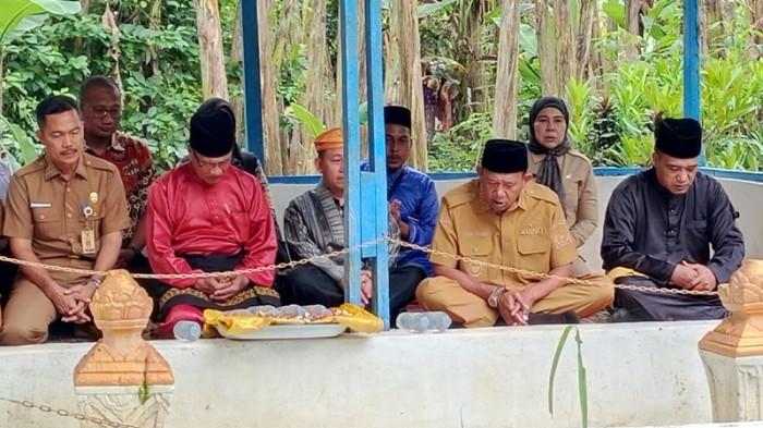 Bupati Langkat Syah Afandin bersama Forkopimda dan tokoh masyarakat Langkat melakukan ziarah ke makam Tuanku Wan Sopan, Senin (15/12/2025).
