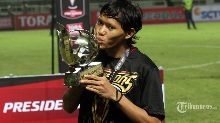 Pemain Arema FC Adam Alis mencium piala pemain terbaik usai laga Final Piala Presiden 2017 di Stadion Pakansari, Bogor, Jawa Barat, Minggu (12/3/2017).