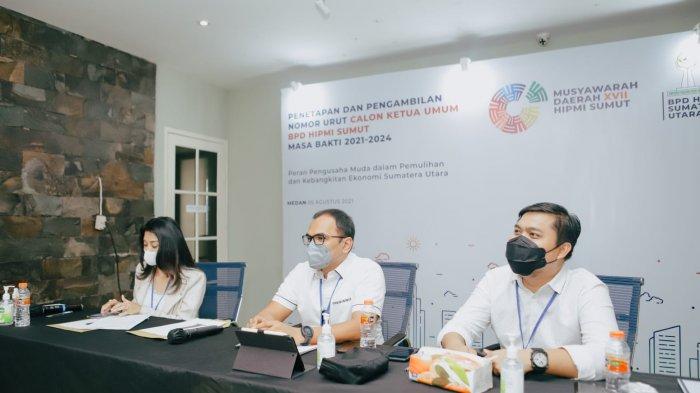 Laura tort oyoqqa turib, dugonasining mushukini yalaydi, yigit esa uni sikadi Rus tilida jinsiy aloqa veb-kamera