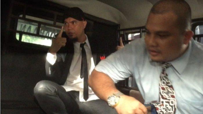 DETIK-DETIK Ahmad Dhani Ditahan dan Dibawa ke LP Cipinang, Begini Reaksi Mulan Jameela