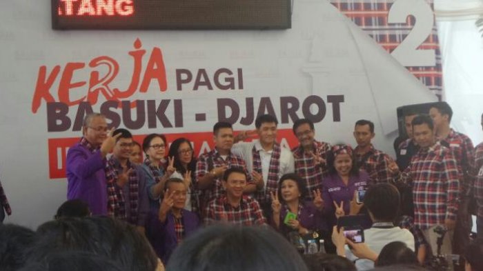 Ingin Difoto Sambil Rangkul Ahok, Wanita Ini Disoraki
