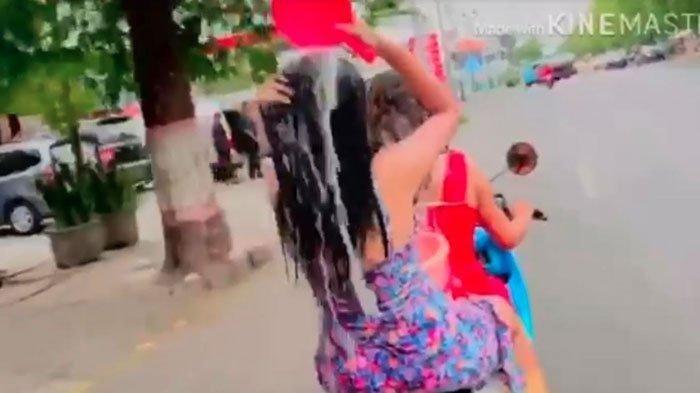 Polantas Tanggapi Aksi 2 Wanita Mandi di Atas Motor Setelah Videonya Viral, Terungkap Pelakunya
