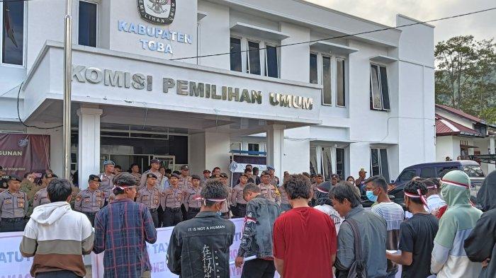 Unjuk Rasa FPMT di Kantor Bawaslu dan KPU, Kapolsek Balige Ajak Masyarakat Jaga Kondusivitas