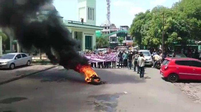 Mahasiswa UISU Aksi Bakar Ban, Protes Berbagai Konflik yang Terjadi pada Yayasan