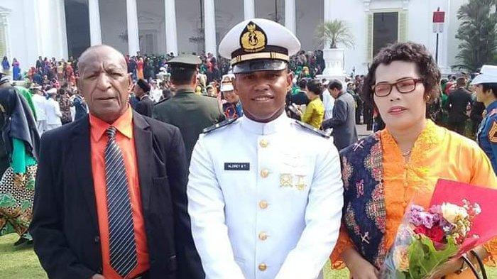 Alex Tiris saat menemani anaknya di Akademi Angkatan Laut