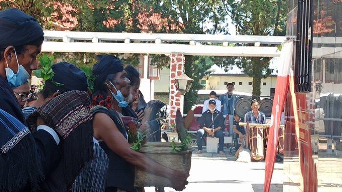Masyarakat yang tergabung dalam Aliansi Gerak Tutup TPL adakan ritual di Makam Raja Sisingamangaraja XII sebelum aksi jalan kaki ke Jakarta pada Senin (14/6/2021).