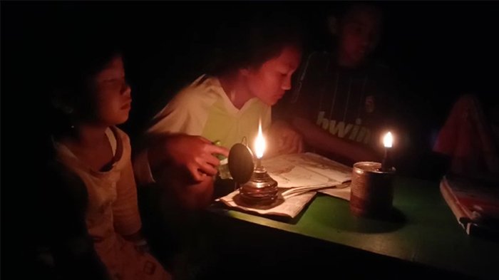 Anak-anak di Samosir Belajar Gunakan Lampu Teplok, Bupati: Ada 816 Keluarga Belum Dialiri Listrik