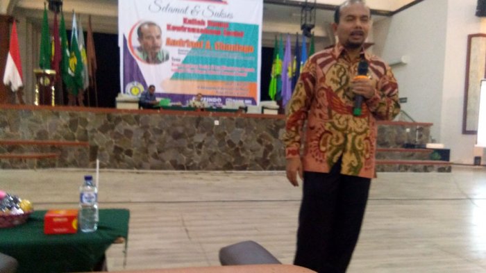 Andrinof A. Chaniago saat pemaparan materinya di hadapan mahasiswa